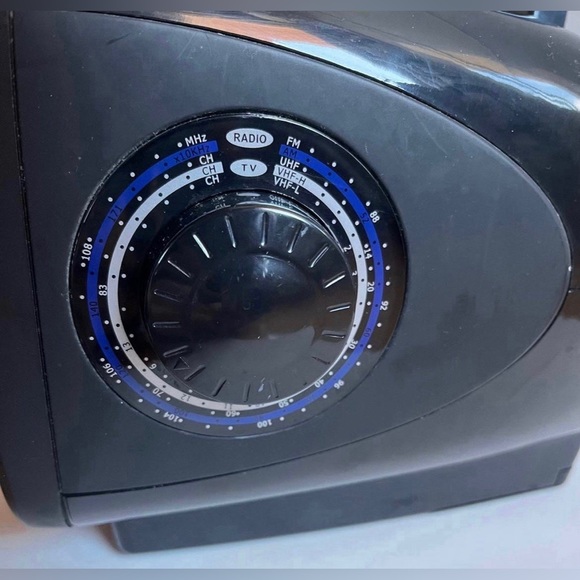 Claybrooke 5-in-1 TV Companion-TV, AM/FM Radio, Flashlight, Thermometer, Compass - Picture 5 of 8